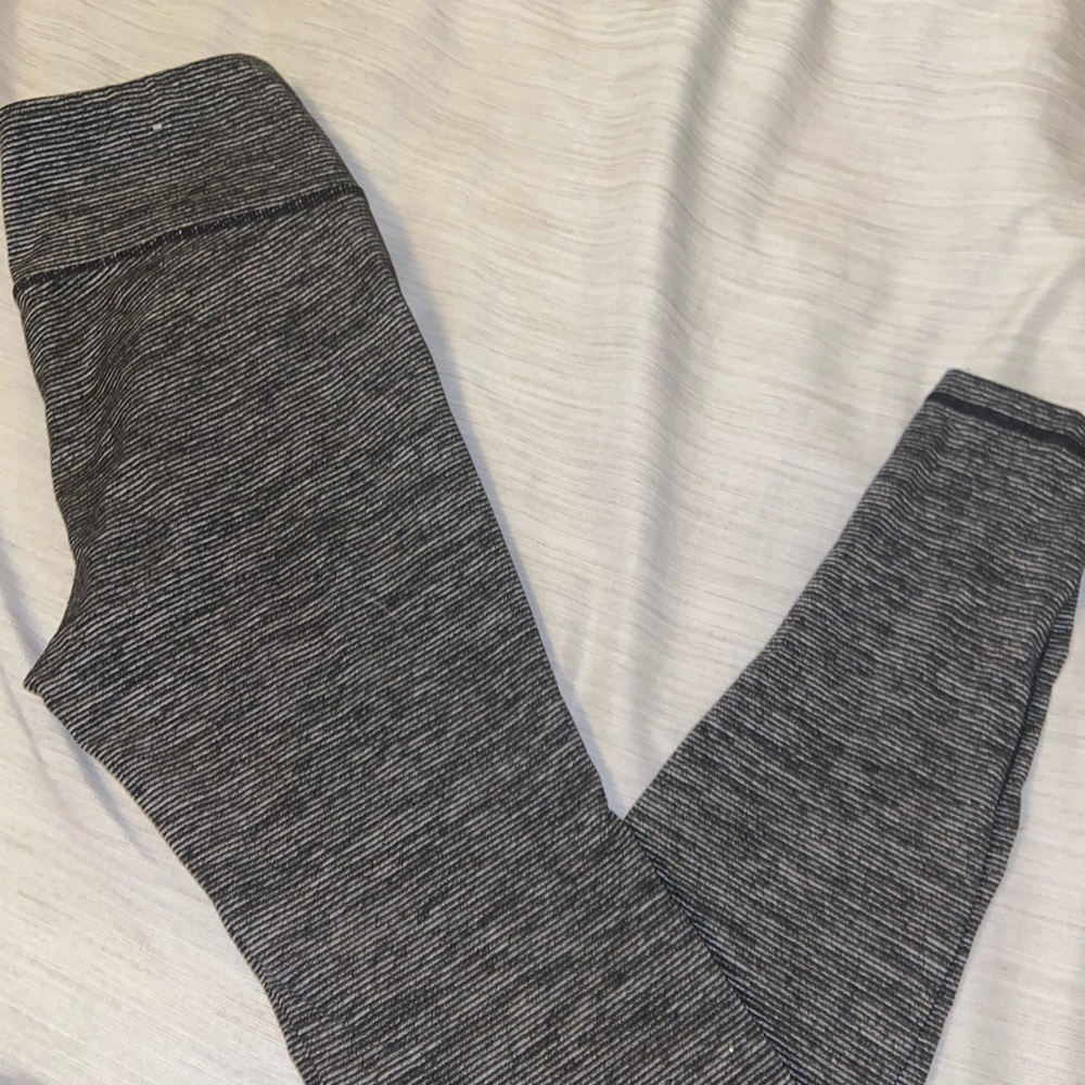 Super cute black and white leggings!